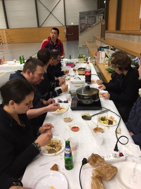 Un moment convivial autour d’un repas au club