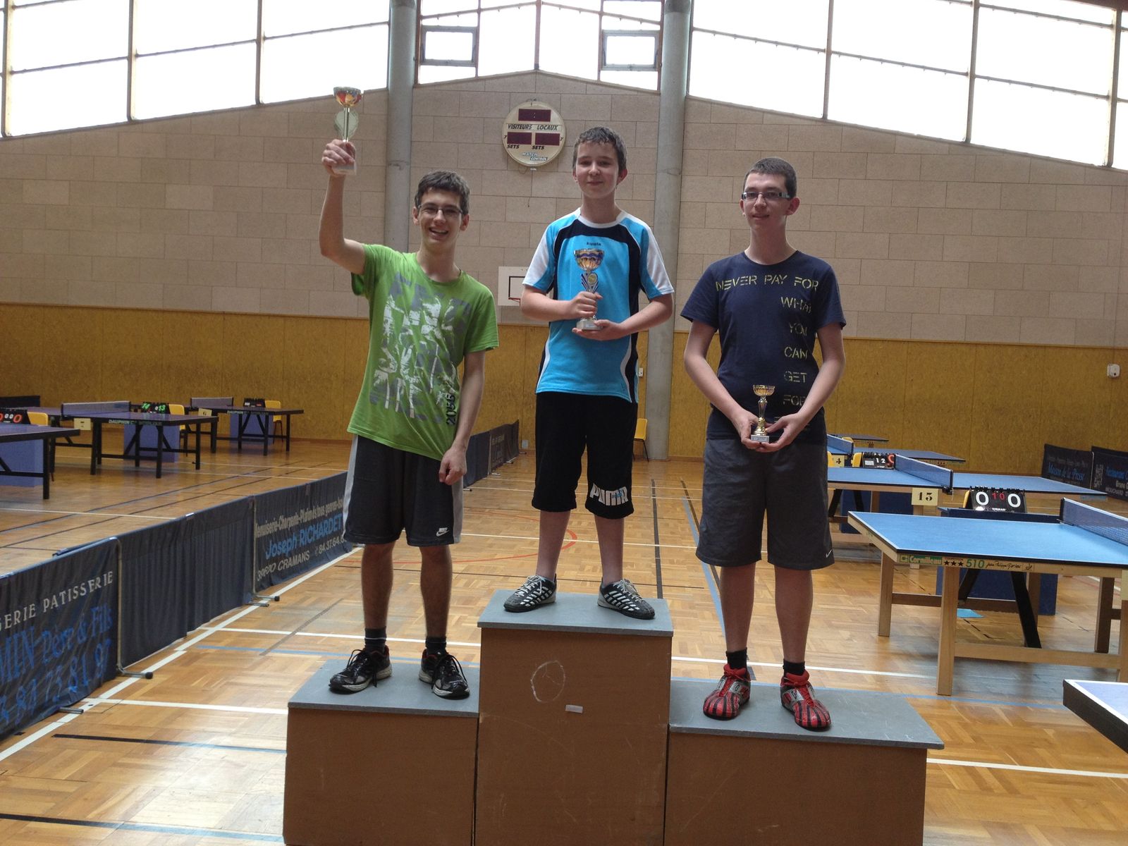 Jeunes du club sur le podium avec leurs trophées